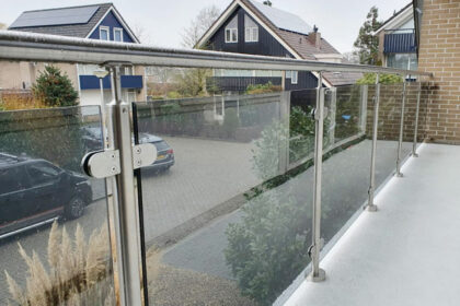 glas op balkon en dakterras