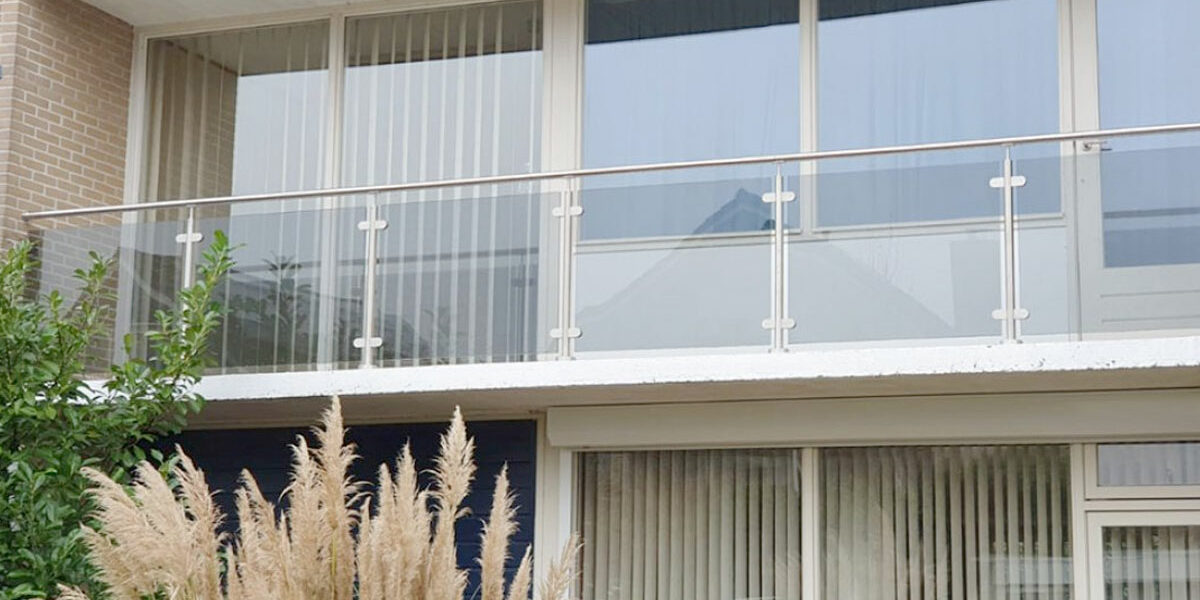 hekwerk met glas voor balkon