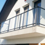 balustrade met glas op balkon