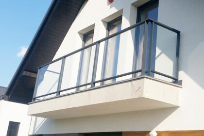 balustrade met glas op balkon
