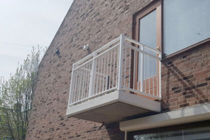 Balkonhek op betonnen balkon