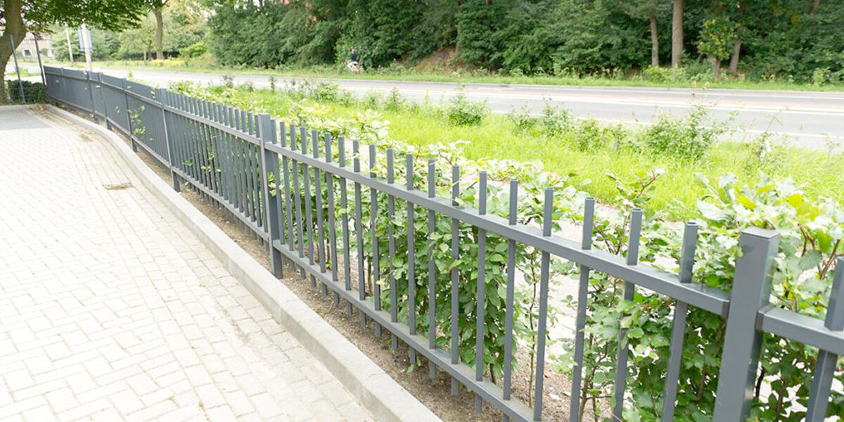 Beton bij hekwerk