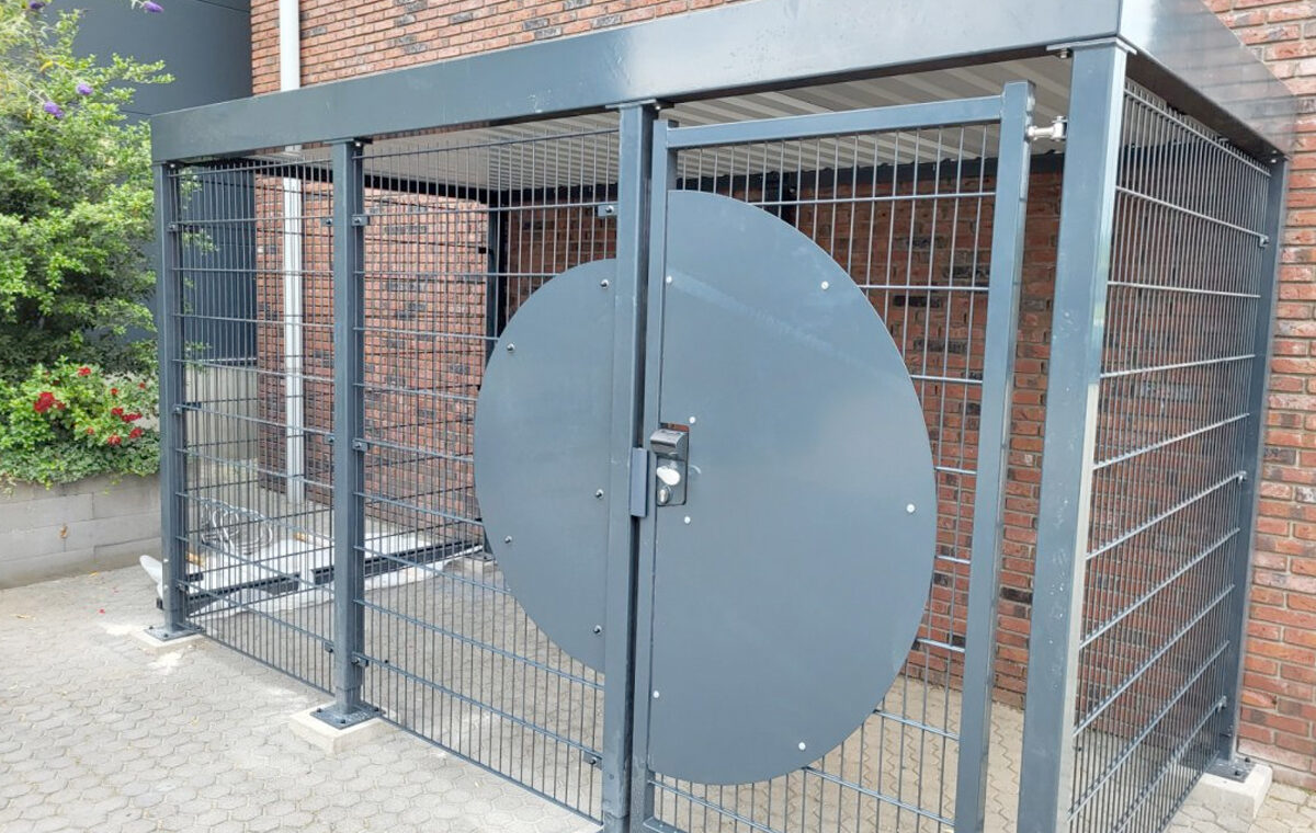 ijzeren fietsoverkapping laten plaatsen
