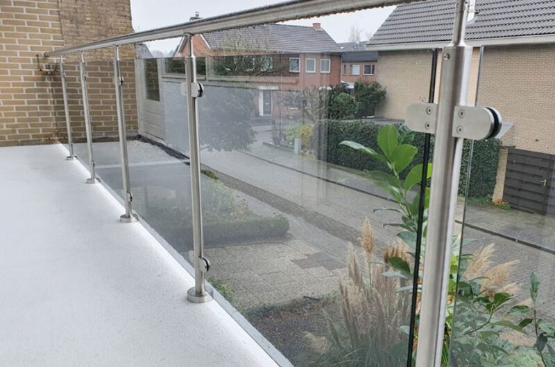 investeren in een glazen balustrade