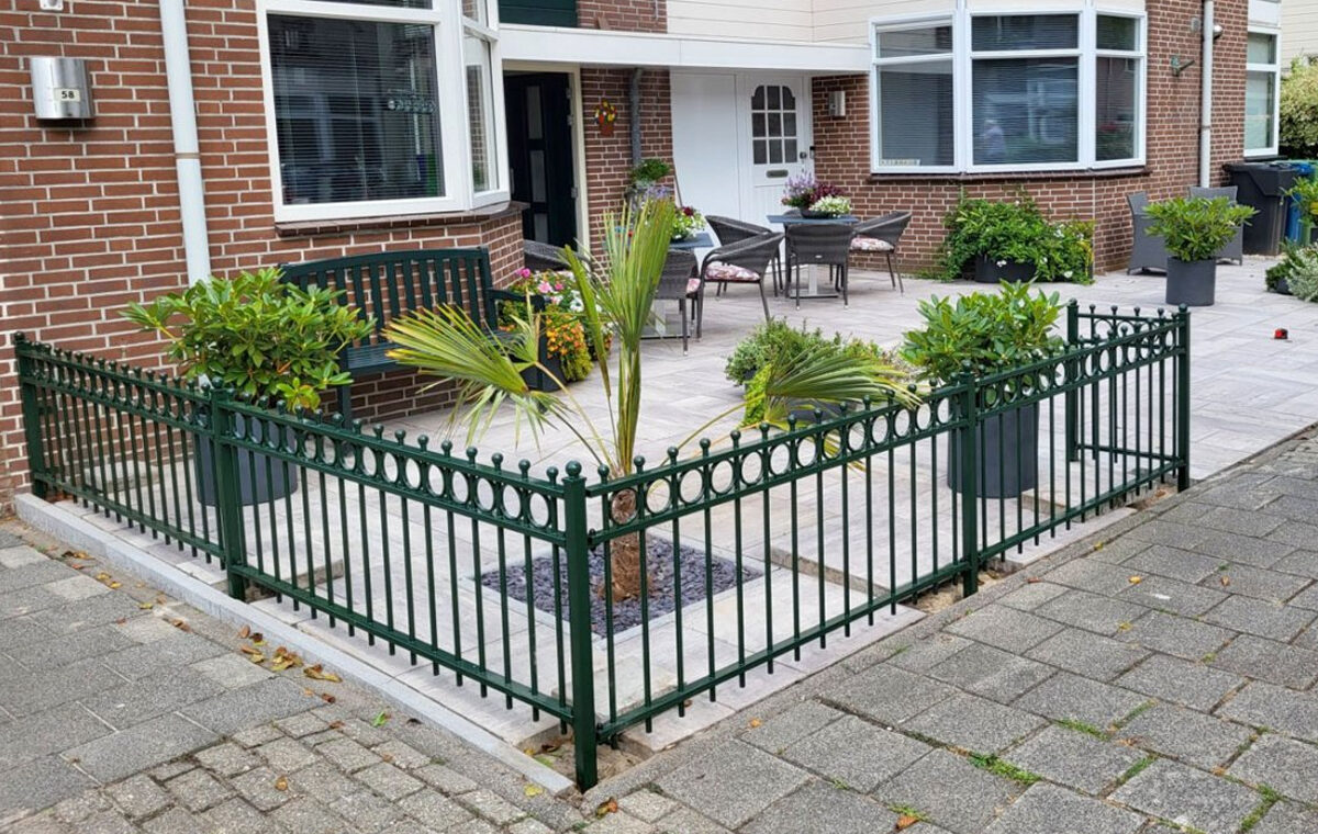 stalen tuinhekwerk en beplanting