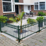 stalen tuinhekwerk en beplanting