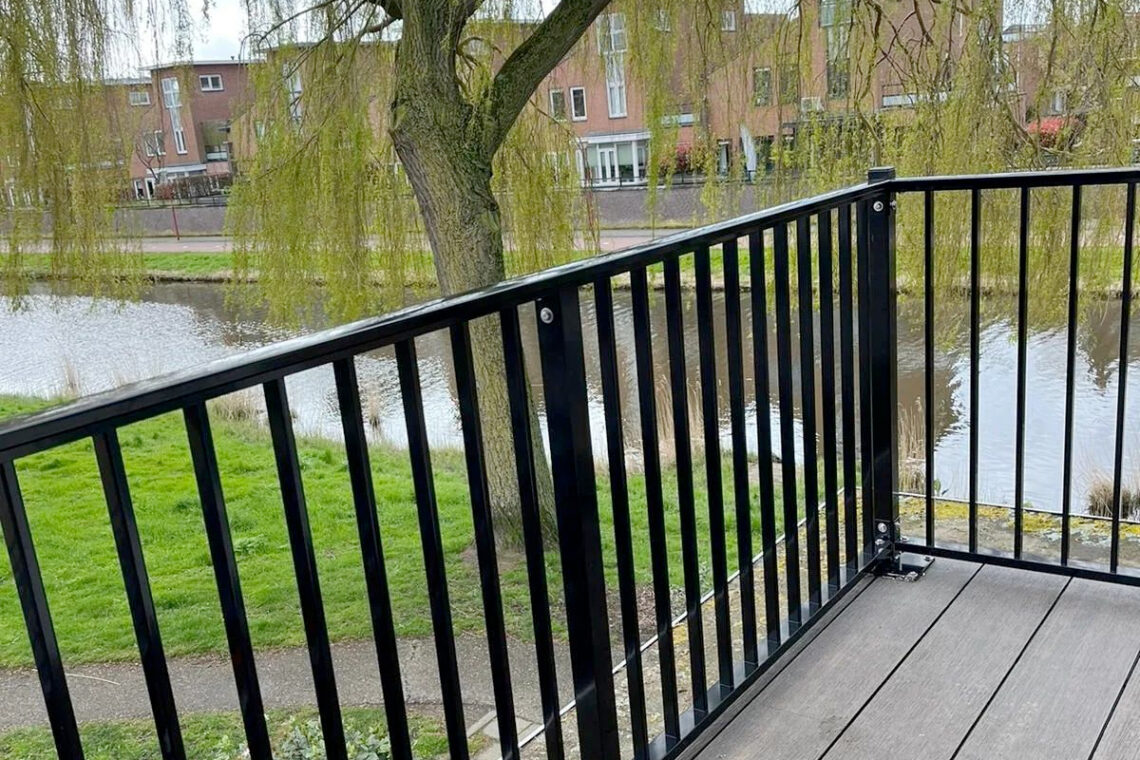 Balustrade balkon bevestigen
