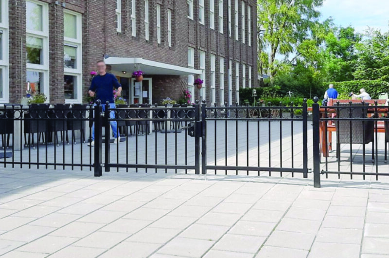 Stalen hekwerk met poorten