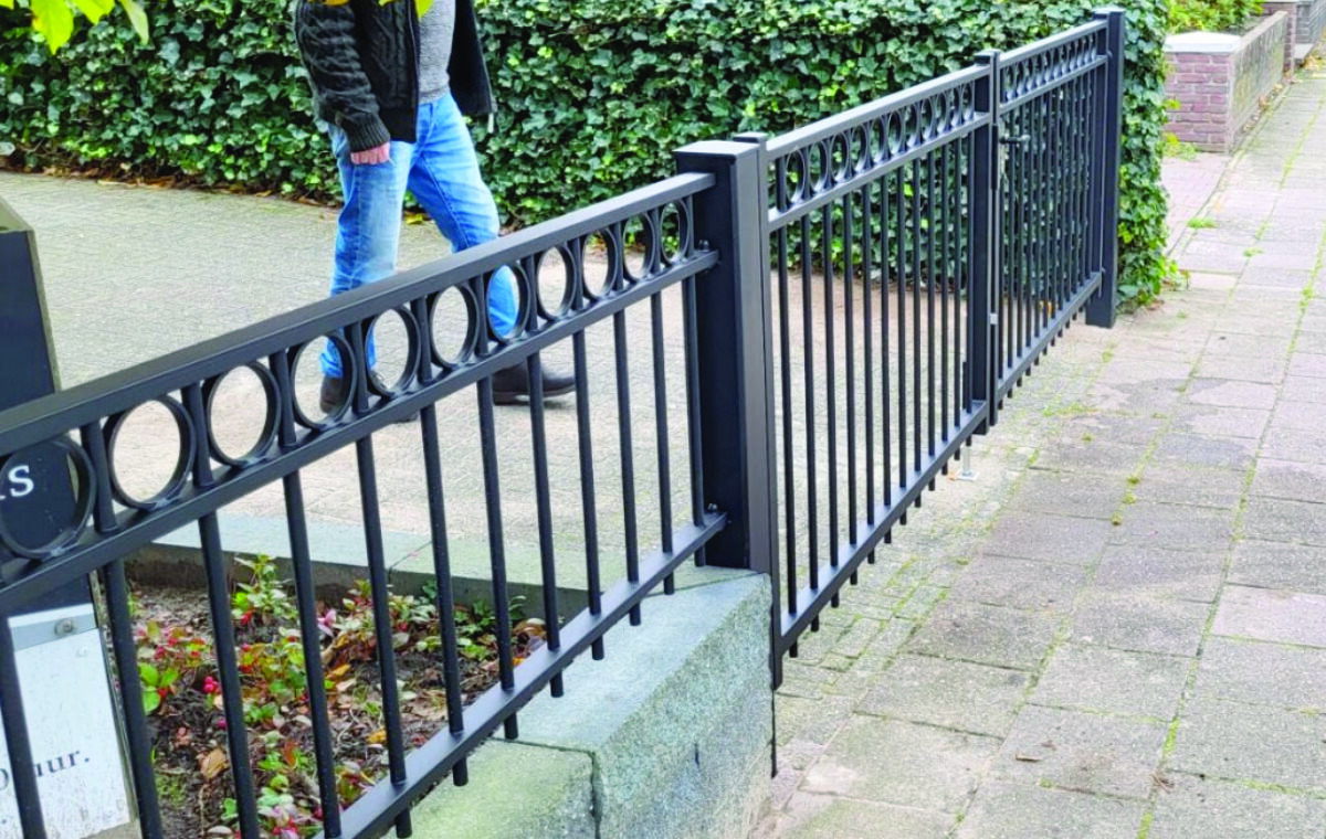 Stalen hekwerk met ringen