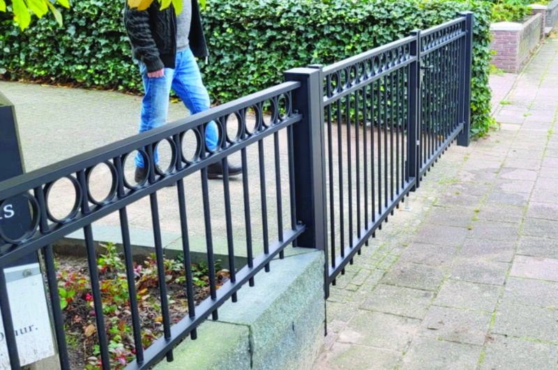 Stalen hekwerk met ringen