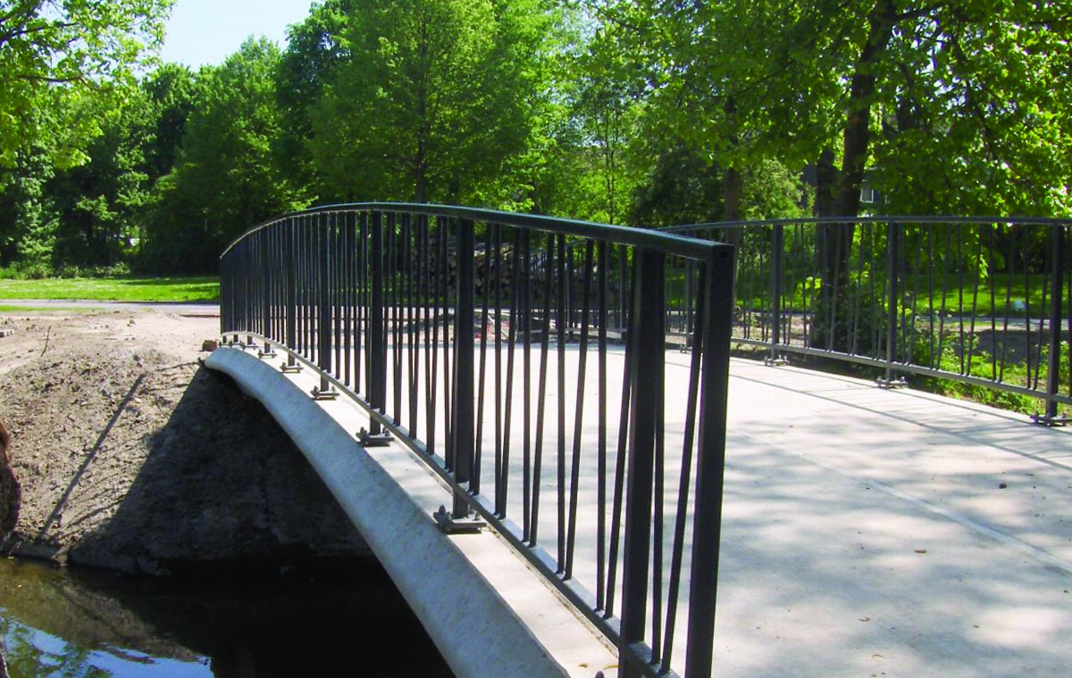 Stalen hekwerk voor een brug