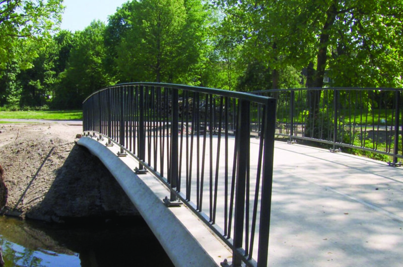 Stalen hekwerk voor een brug