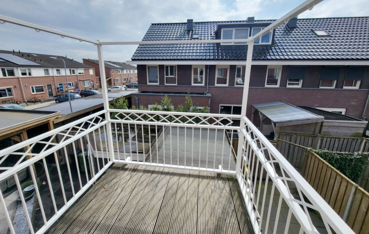 balustrade op een dakterras plaatsen