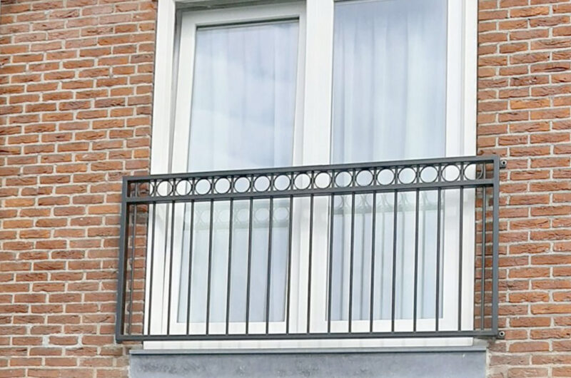 Frans balkonhekwerk met sierdelen