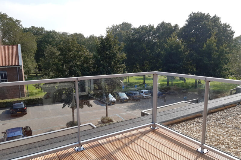 Glazen balustrade laten maken voor balkon