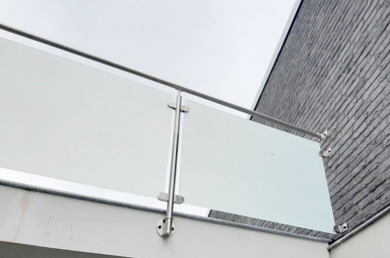 Glazen balustrade zelf op balkon plaatsen