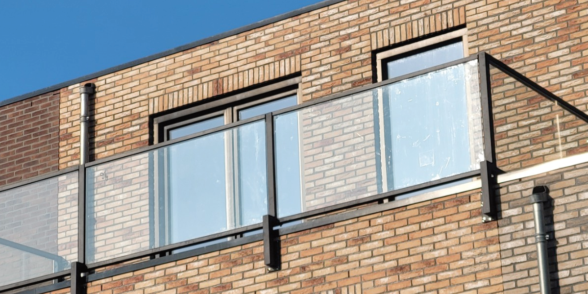 Glazen balustrade op dakterras plaatsen