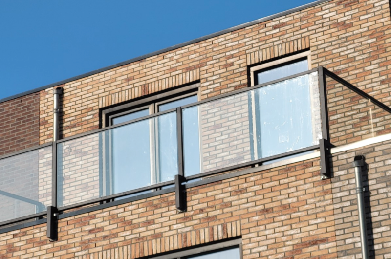 Glazen balustrade op dakterras plaatsen