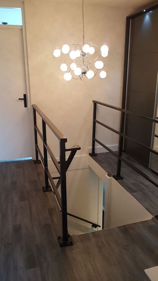 Stalen trap met leuningwerk in een woning
