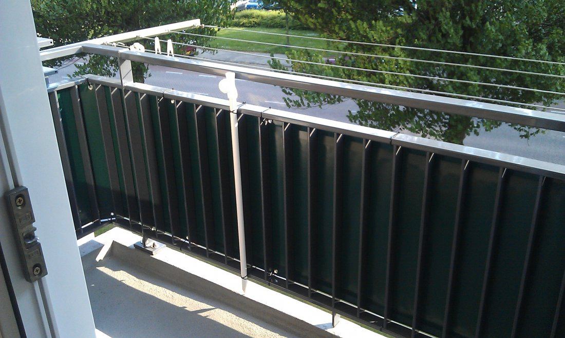 Balkon met doek als wind- en zichtscherm