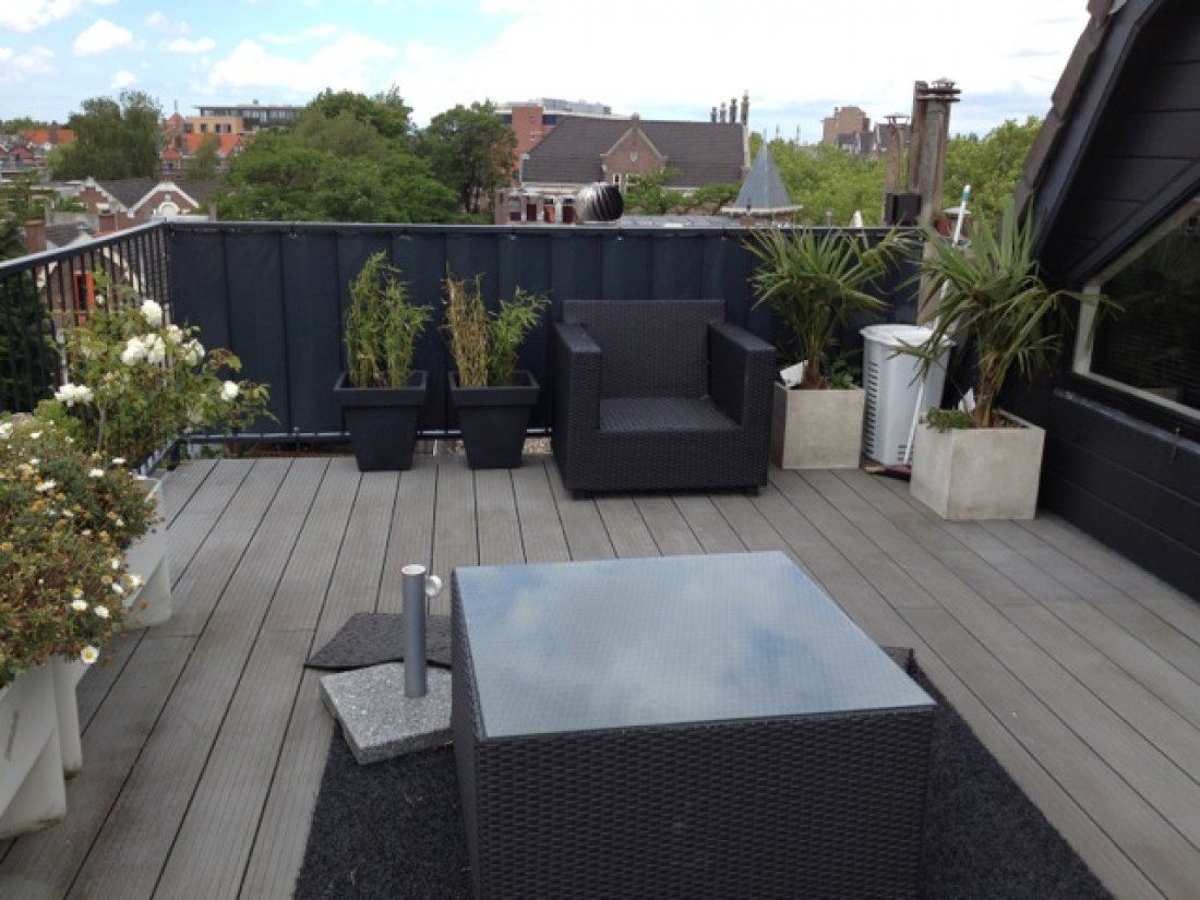 Balkondoek in een neutrale kleur aan een balkon