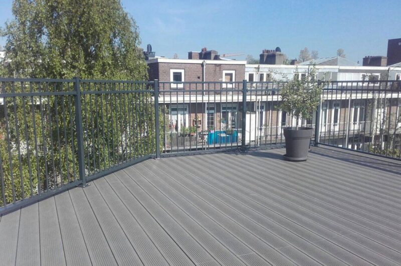 Balkonhekwerk in een kustachtige omgeving