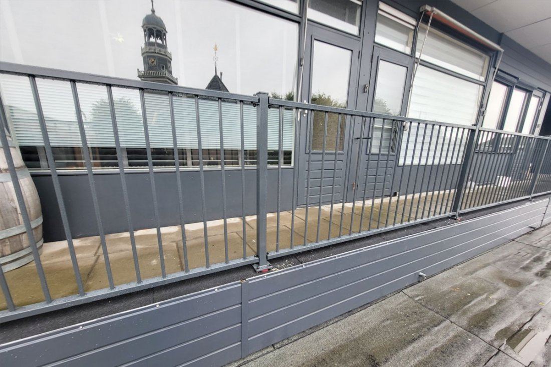 Balkonhekwerk langs een galerij