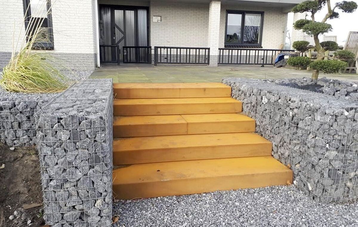 Buitentrap van cortenstaal in een tuin