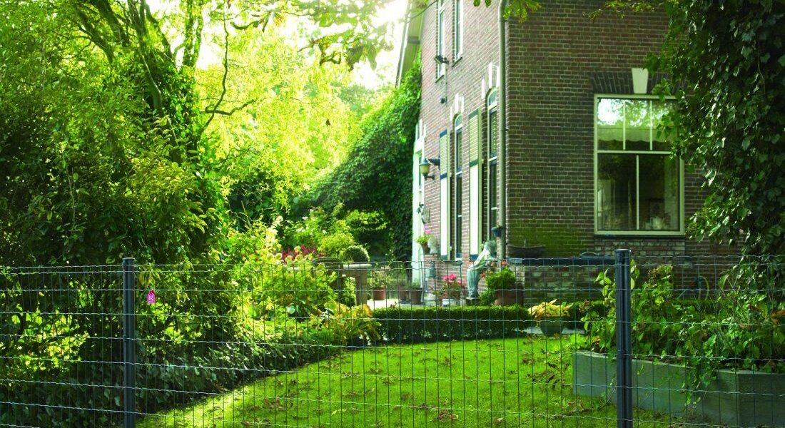 Hoog dubbelstaafmat hekwerk rond een terrein