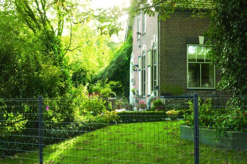 Hoog dubbelstaafmat hekwerk rond een terrein