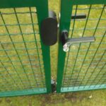 Dubbelstaafmat afrastering precies op de erfgrens