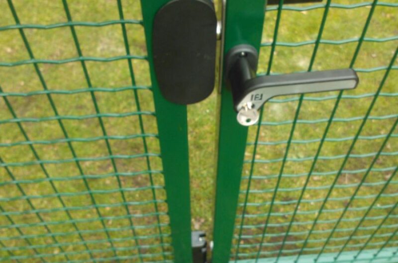 Dubbelstaafmat afrastering precies op de erfgrens