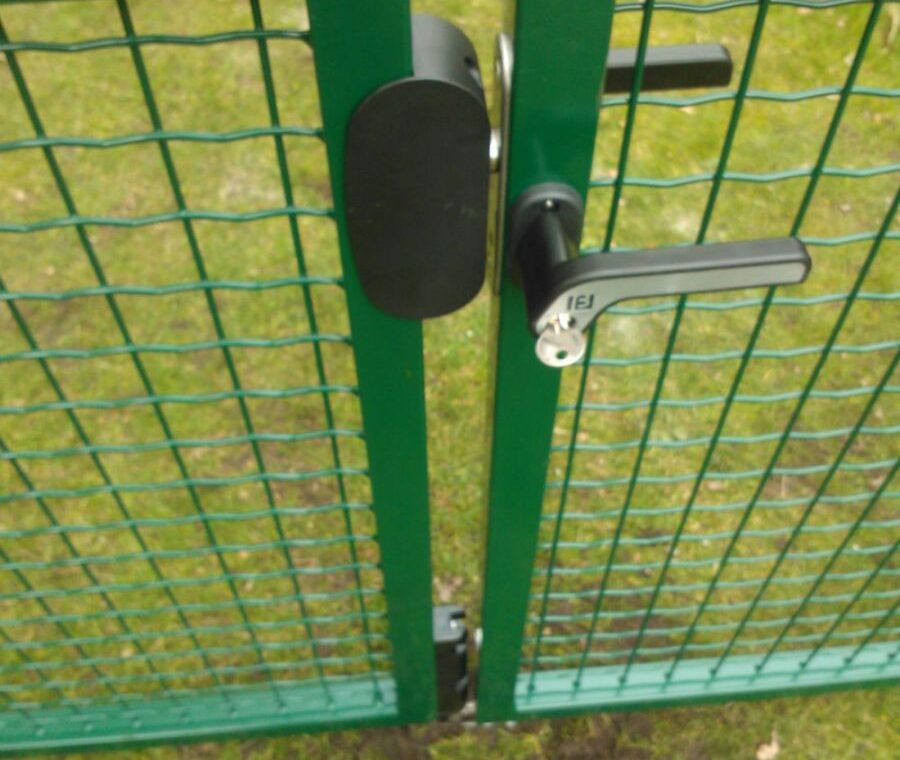 Dubbelstaafmat afrastering precies op de erfgrens