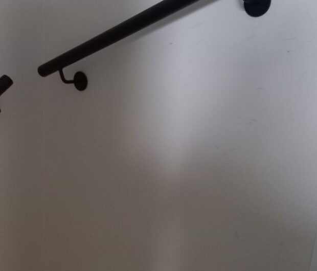 Stalen trap met leuning in een woonhuis