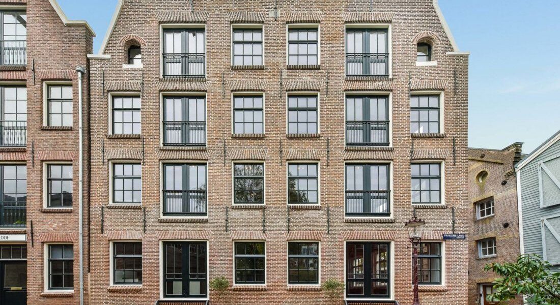 Frans balkonhek gemonteerd aan een gevel