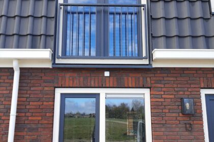 Frans balkonhek bij een kunststof kozijn