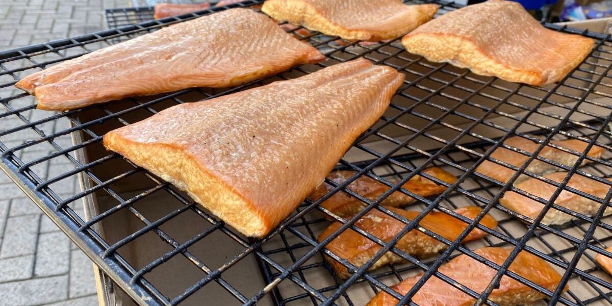 Gerookte zalm verpakt om te bewaren