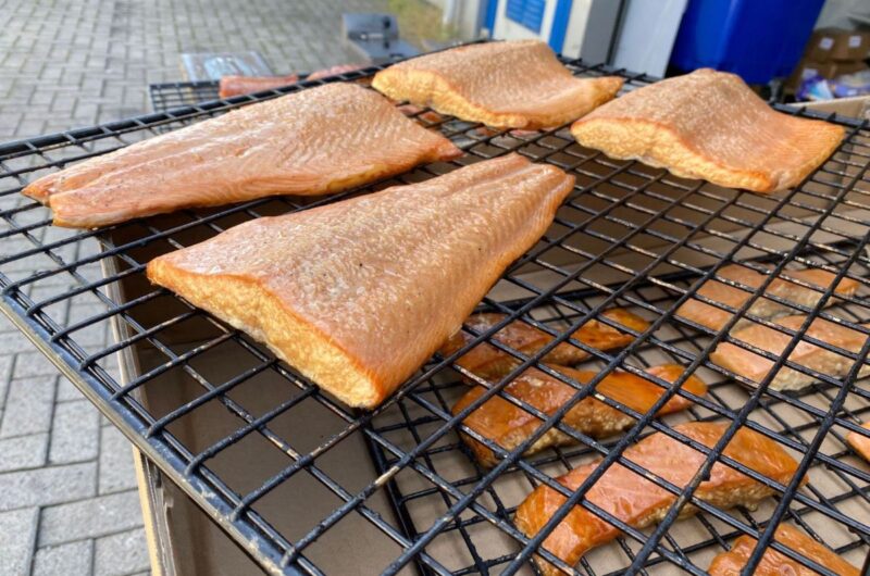 Gerookte zalm verpakt om te bewaren