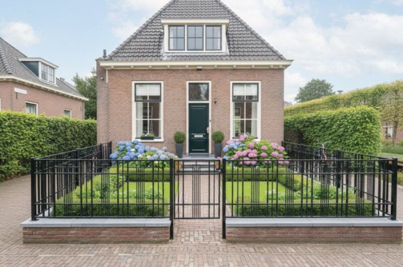 Hoog sierhekwerk met punten