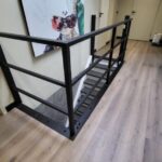 Stalen leuningwerk langs een trapgat