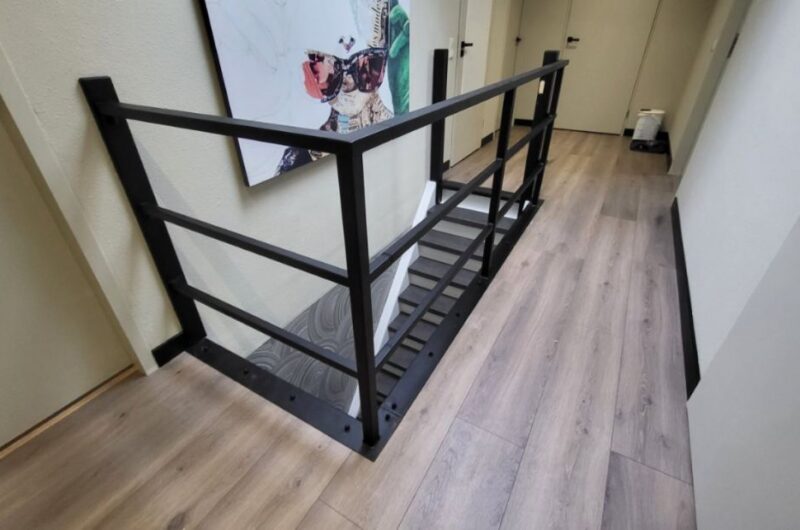Stalen leuningwerk langs een trapgat
