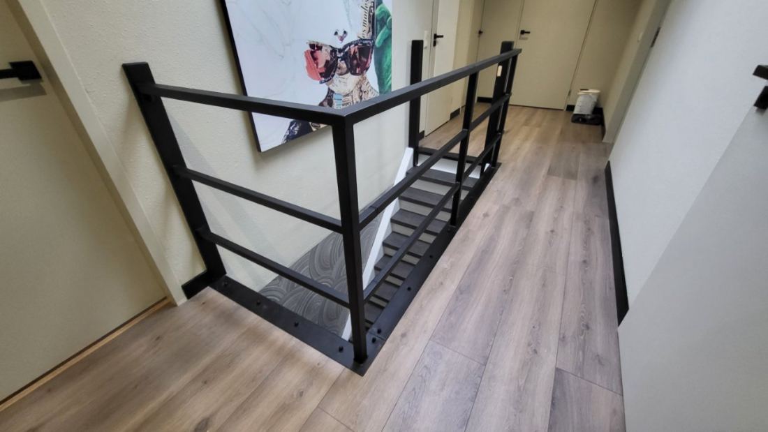 Stalen leuningwerk langs een trapgat