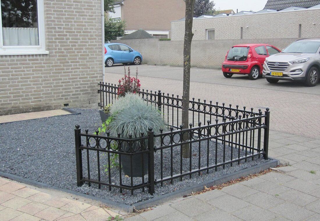 Sierhekwerk in een winterse tuin