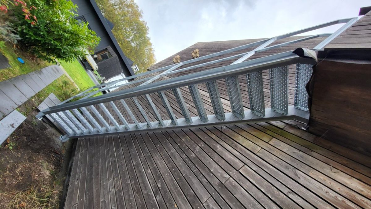 Ruime stalen trap met handregel aan twee zijden