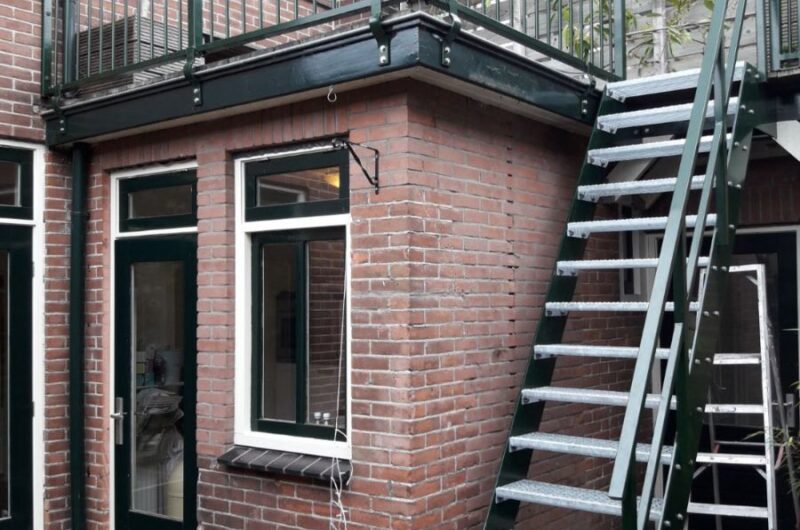 Stalen trap met traploper op de treden