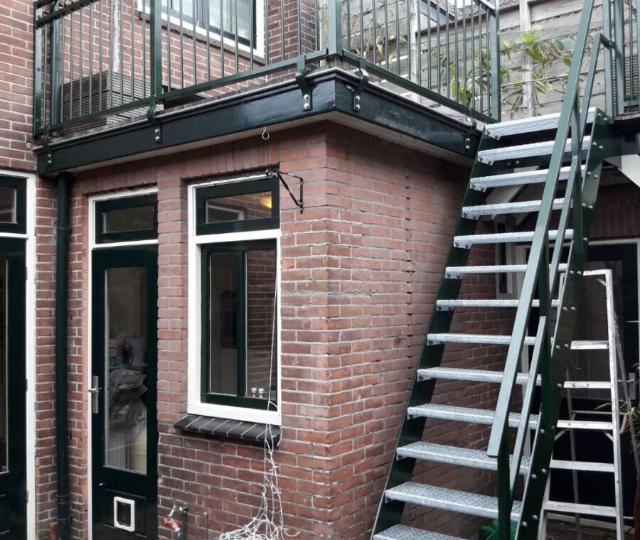 Stalen trap met traploper op de treden