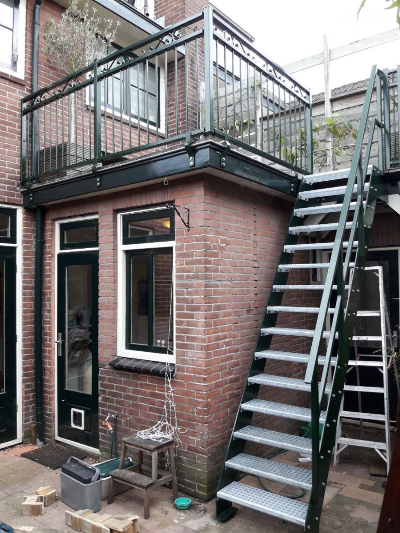 Stalen trap met leuning in een woning