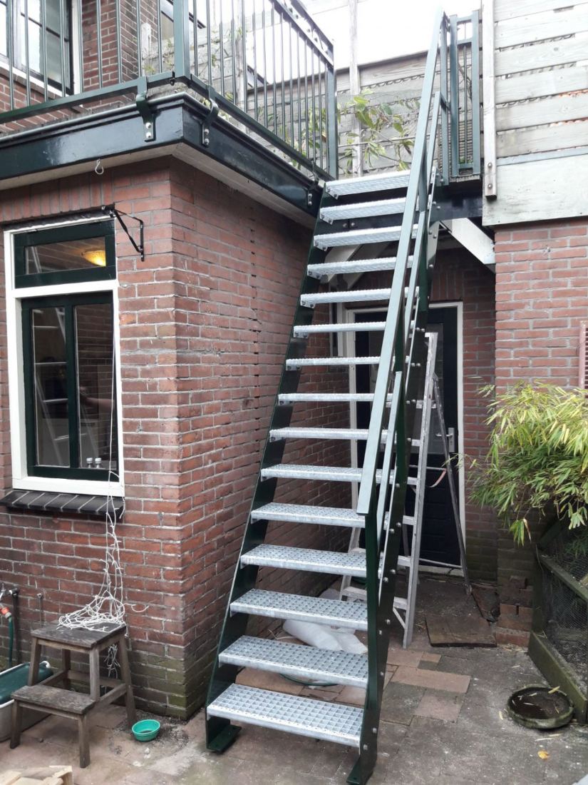 Stalen trap over twee verdiepingen