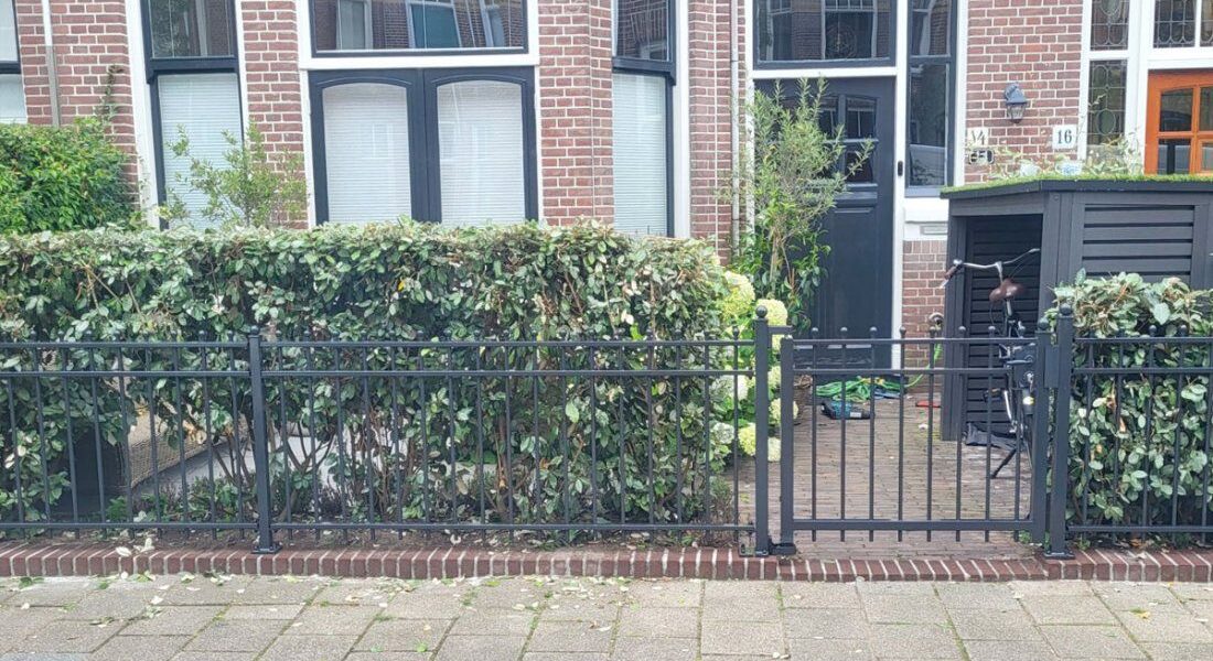 Sierhekwerk met spijlen in een open omgeving